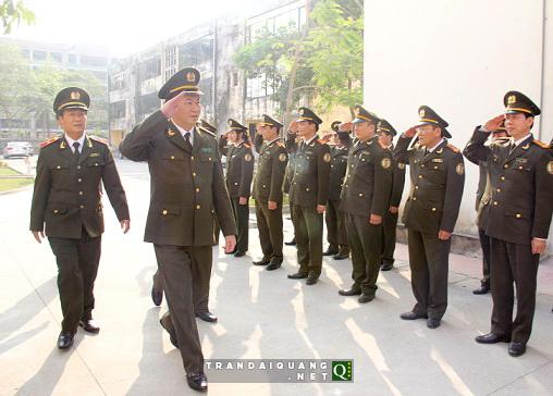 រដ្ឋមន្ត្រីក្រសួងនគរបាលបានមកទស្សនាស្ដូបវីរអ្នកម្ដាយវៀតណាម